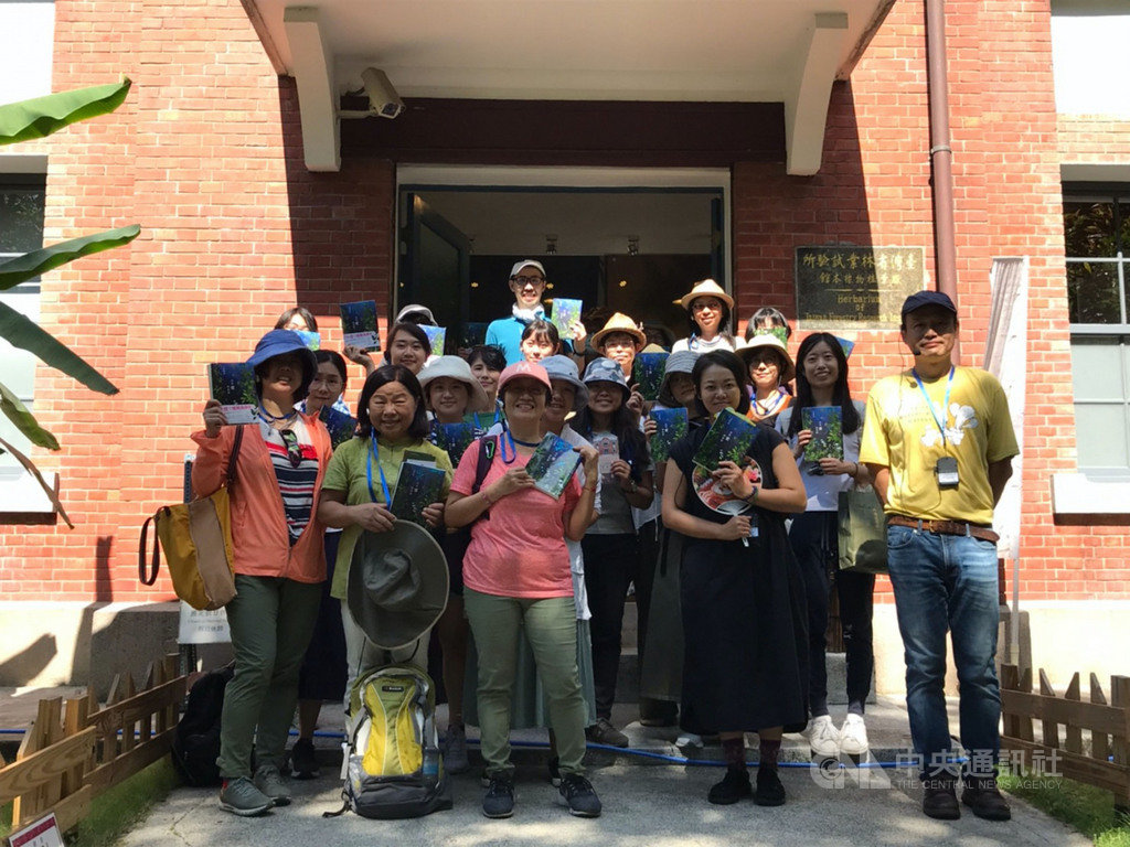 生態學者董景生(右1)受邀擔任領隊,帶領讀者在台北植物園體驗小說「沒有愛的世界」中的植物世界、親近自然,他說年輕時也曾像書中女主角一樣,將研究中的細胞圖,拼貼印製成T恤穿在身上。(新經典文化提供)中央社記者陳秉弘傳真 109年7月12日