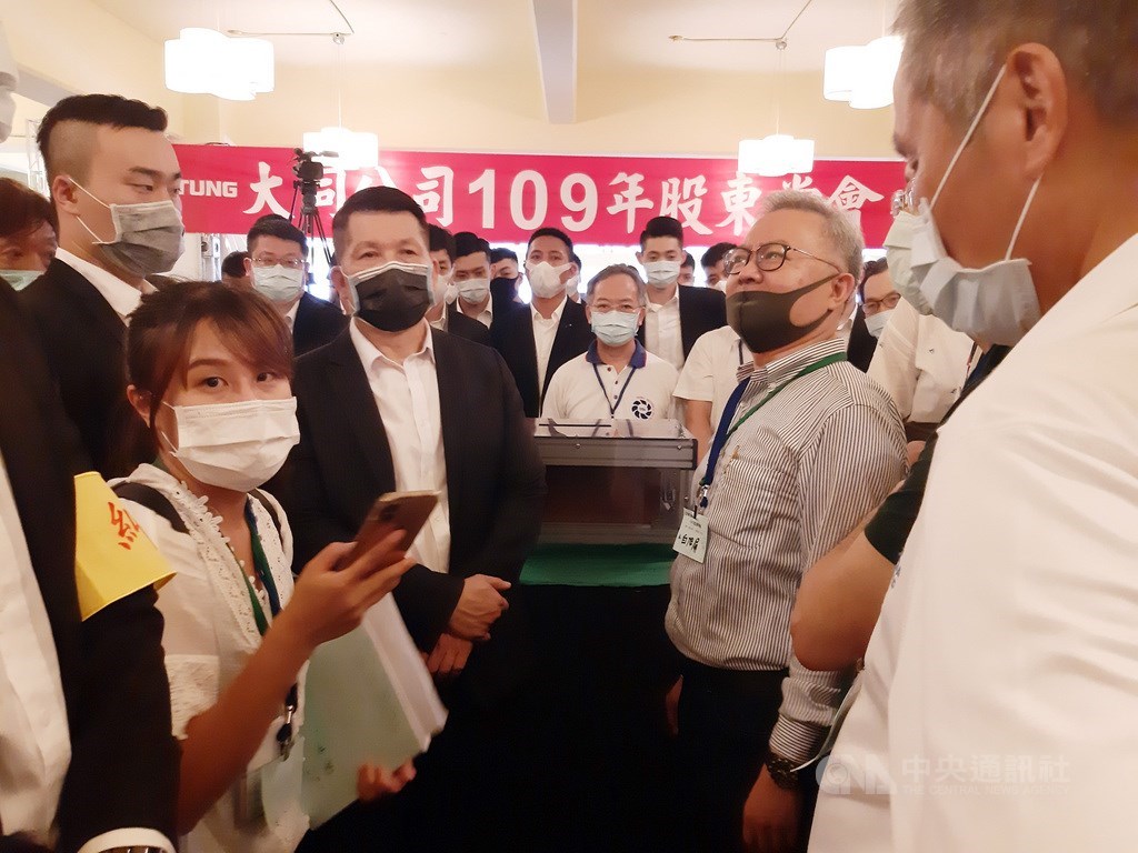 大同市場、公司兩派爭奪經營權,意外揭露公司法與企併法漏洞。圖為大同公司股東會6月30日進行董事改選,部分股東抗議公司刪除市場派投票表決權。中央社記者潘智義攝 109年6月30日