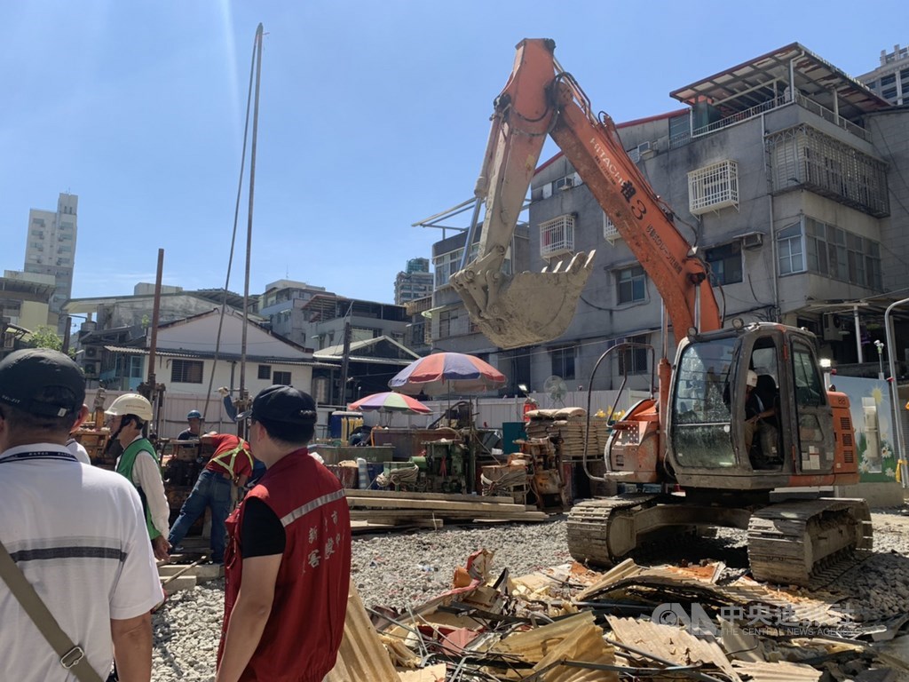 新北市永和區文化路113巷11日發生集合住宅新建工程施工不慎造成地面塌陷,經連夜施工進行灌漿作業,目前整個基地狀況已達穩定。中央社記者葉臻攝 109年7月12日