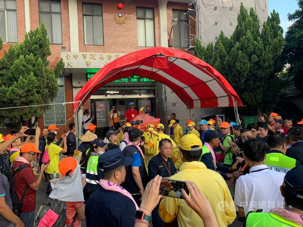 白沙屯媽祖回鑾12日進入台中市大甲區後,自原先路線台1線突然轉彎,前往台中大甲警分局日南派出所停駕,讓信徒大讚媽祖不忘保佑辛苦維護治安的派出所。(民眾提供)中央社記者蘇木春傳真 109年7月12日