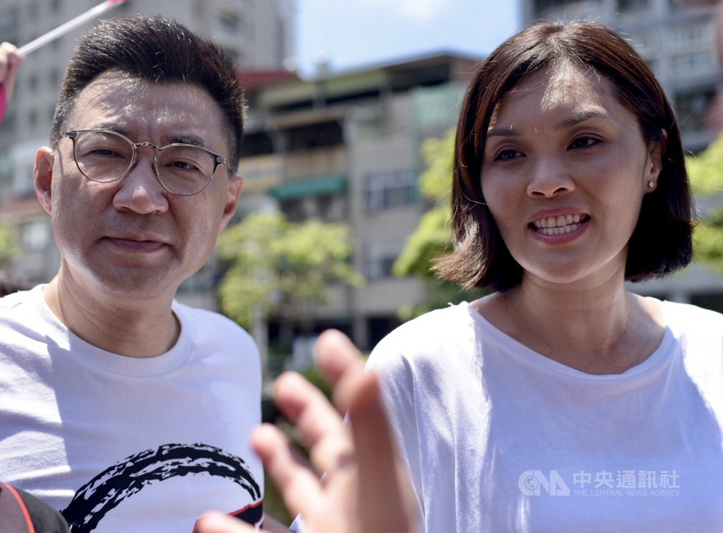 國民黨主席江啟臣(左)12日南下替黨籍高雄市長補選參選人李眉蓁(右)輔選,一行人赴高雄玉皇宮參拜後,前往訪視愛河幸福川。中央社記者侯文婷攝 109年7月12日
