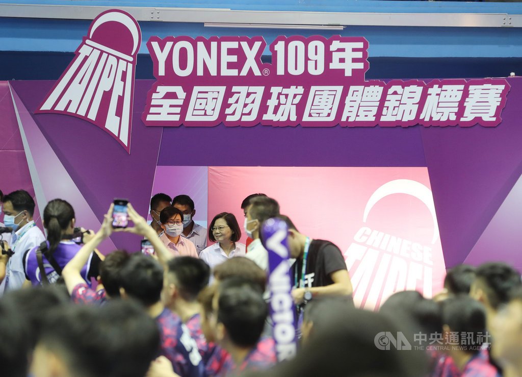 109年全國羽球團體錦標賽12日在台北體育館舉行決賽,由合作金庫A對決土地銀行A,總統蔡英文(中)上午到場觀賽。中央社記者張皓安攝 109年7月12日