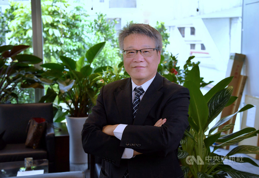 財金公司負責振興三倍券的金流後台,董事長林國良說,若將三倍券平台比做台北車站,財金公司就是打造順暢道路,便利商店預購,或是各家信用卡、行動支付綁定,則是公車、捷運等各種交通工具。中央社記者王飛華攝 109年7月12日