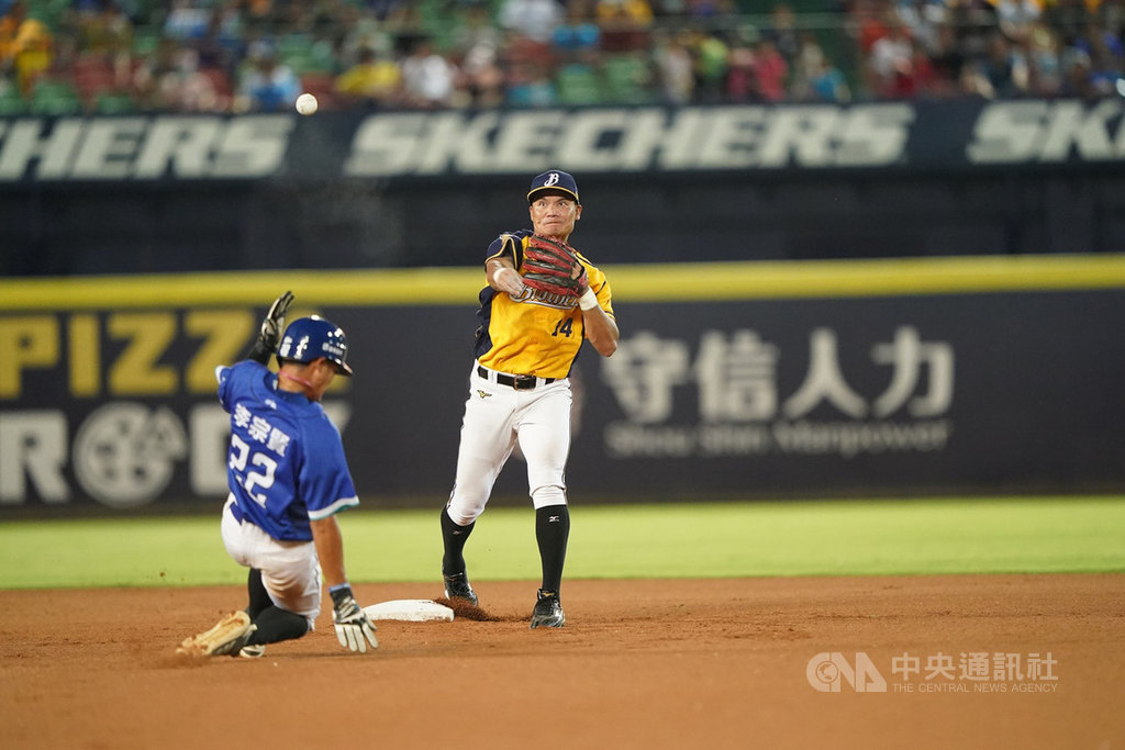 中職中信兄弟隊王勝偉(右)打職棒已第13年,面對拚上半季冠軍的關鍵比賽連2場先發,他坦言還是會有一點緊張,但很幸運可以參與到最後關頭。(中信兄弟提供)中央社記者楊啟芳傳真 109年7月12日