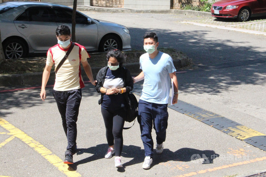 一名38歲印尼籍女移工(中)涉嫌以介紹工作為由,向其他外籍女子詐得新台幣數萬元,因未到案而遭通緝,12日在桃園被逮,經查女子疑感染愛滋病,移民署將儘速將她遣返。(讀者提供)中央社記者魯鋼駿傳真 109年7月12日