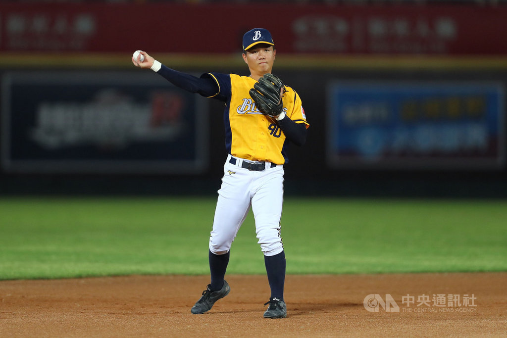 中職中信兄弟隊江坤宇(圖)開季抓住機會站穩游擊防區,攻守表現亮眼,不斷突破天花板,從「小可愛」變成「小可怕」,老經驗野手周思齊開玩笑說,江坤宇打點應該要乘以2。中央社記者王騰毅攝 109年7月12日
