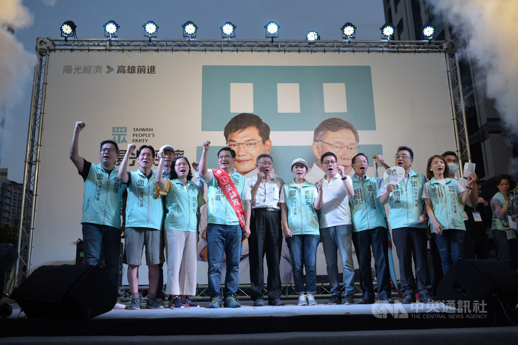 民眾黨高雄市長補選參選人吳益政(前左4)12日成立競選總部,民眾黨主席柯文哲(前左5)及5名立委等人到場站台。中央社記者侯文婷攝 109年7月12日
