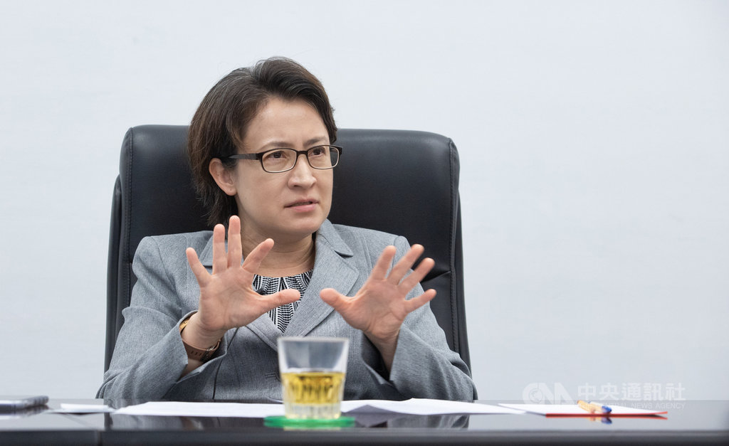 國家安全會議諮詢委員蕭美琴(圖)7月下旬將赴任駐美代表,談及兩岸外交戰,蕭美琴形容對手、中國駐美大使崔天凱是一位可敬的對手。中央社記者謝佳璋攝 109年7月12日