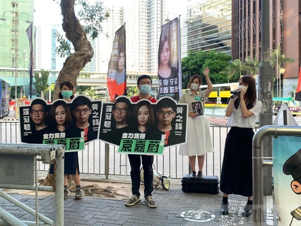 香港前立法會議員區諾軒(圖中紅衣者)等人12日呼籲民眾參與初選投票。(圖取自香港電台網頁news.rthk.hk)