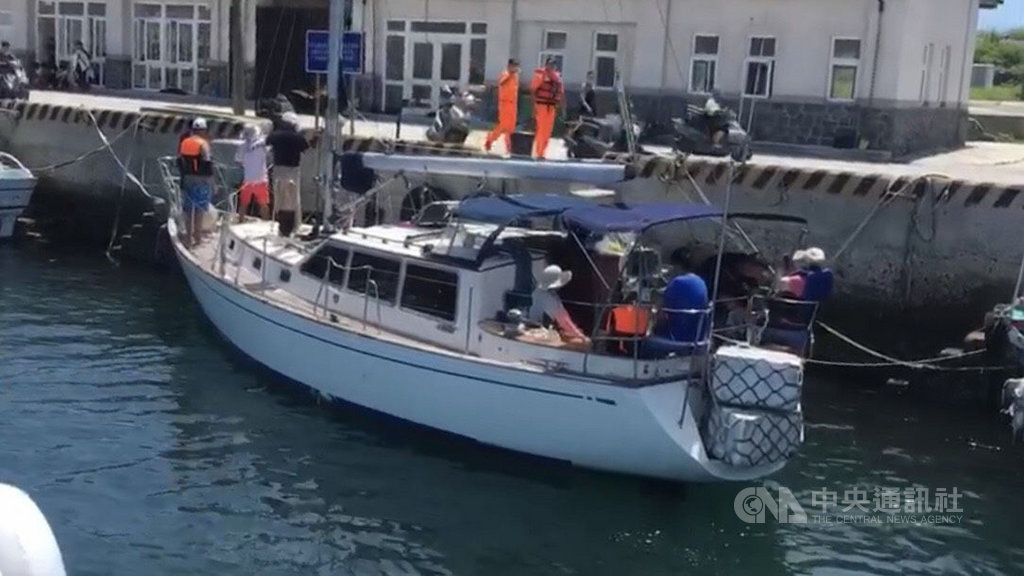 一艘抵澎準備參加帆船賽的「幻多奇」帆船,12日出海練習時疑在澎湖西吉淺礁區擱淺,船艙進水,由「百樂」漁船進行拖救,巡防艇也馳往戒護救援。(澎湖海巡隊提供)中央社 109年7月12日