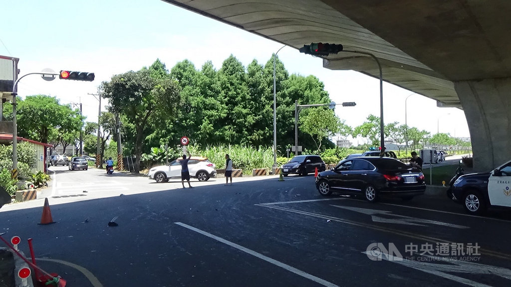 廖姓男子12日駕駛小貨車行經宜蘭縣美福路2段路口時,疑機械故障油門卡死且煞車失靈,先撞上護欄後,失控追撞正在停等紅燈的電動自行車,現場碎片散落四處,電動自行車上2名印尼籍男子送醫後不治。(讀者提供)中央社記者王朝鈺傳真 109年7月12日