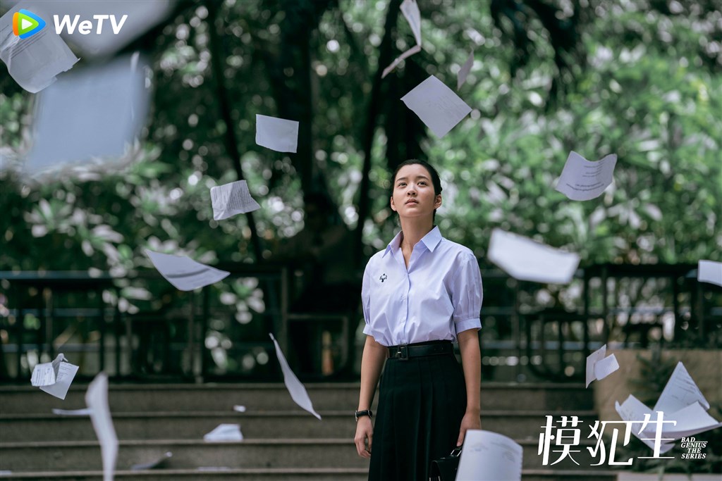 WeTV原創泰劇「模犯生」,描述學生在升學主義氛圍下,為求高分不擇手段的精彩鬥智,女主角「小琳」由泰國女團BNK48 Juné演出。(WeTV提供)