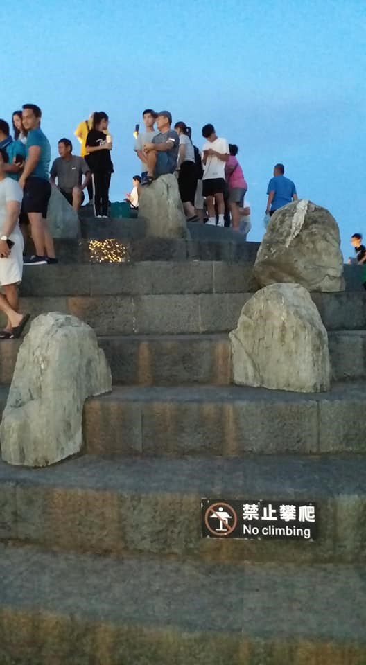 為觀看故宮南院水舞表演,不少人違規爬上噴泉造景。圖取自「嘉義市大小事」臉書社團。(圖取自facebook.com)