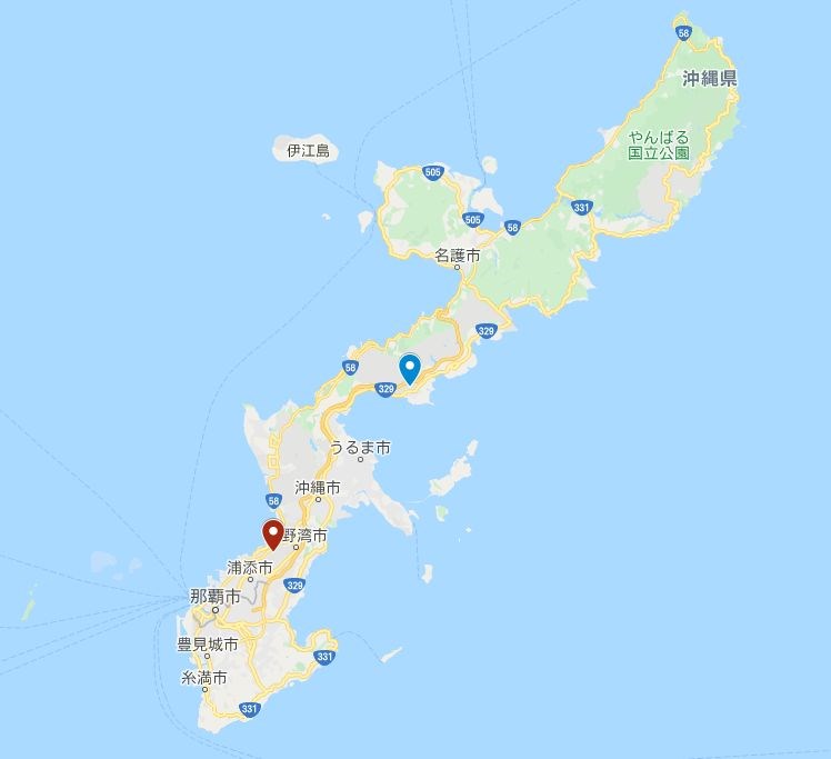 駐日本沖繩美軍基地爆發武漢肺炎群聚感染,疫情有擴大趨勢,15日在漢森營(藍標處)又新增36例確診病例。紅標處為普天間機場。(圖取自Google地圖網頁google.com/maps)