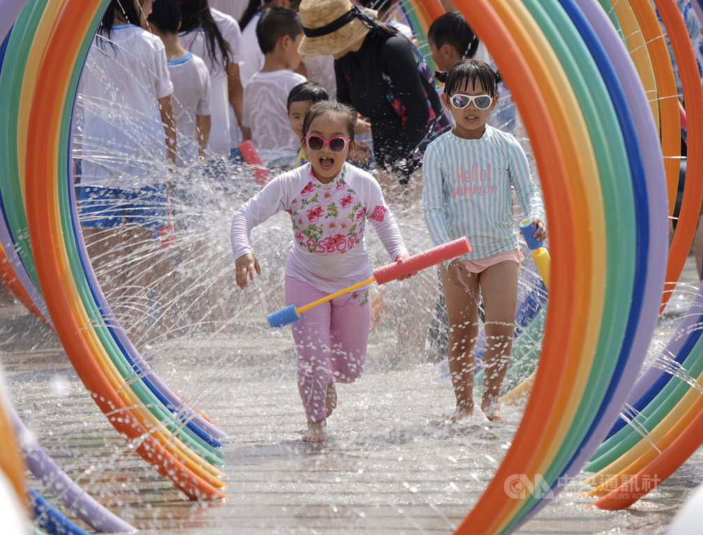 台北市兒童新樂園「小小水樂園」13日起開放,供民眾在炎炎夏日中玩水消暑,適逢北市創下歷年7月最高溫的攝氏38.9度紀錄,小朋友們在水樂園內玩得不亦樂乎。中央社記者徐肇昌攝 109年7月13日