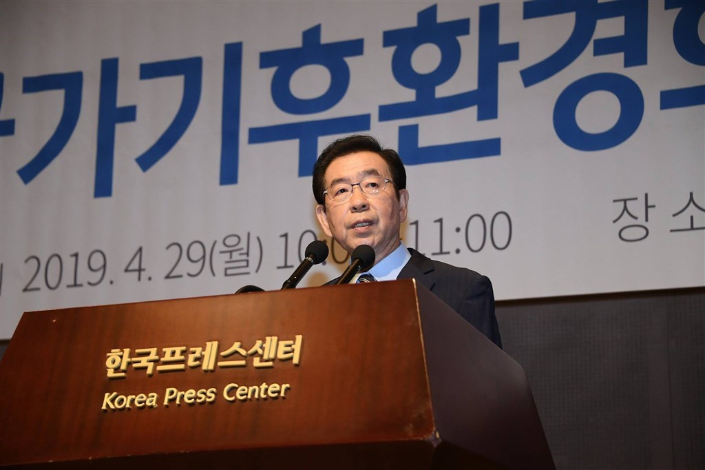韓國首爾市長朴元淳疑似被控性騷擾後輕生,市府13日舉辦喪禮,但總統府青瓦台官網卻出現反對為他舉行「五日葬」的請願活動,多達50萬人連署。(圖取自facebook.com/hope2gether)
