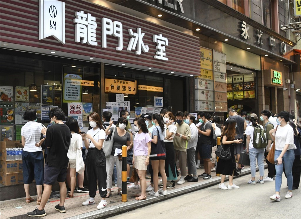 香港立法會換屆選舉預定9月6日舉行,泛民主派7月11及12日舉行初選,主辦方表示約有61萬人投票。圖為香港街頭排隊參與初選投票民眾。(共同社提供)