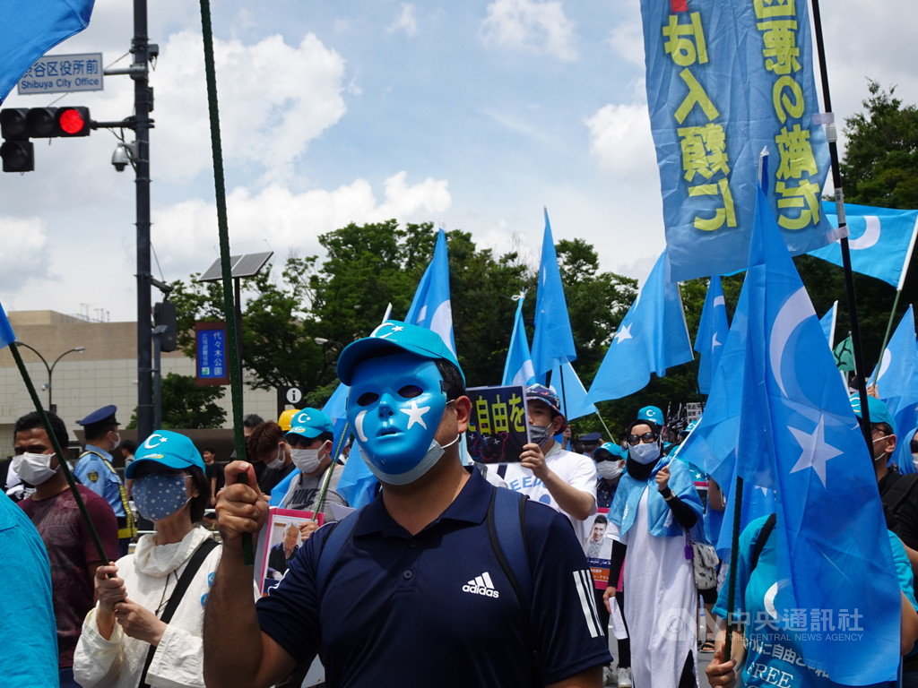 在日本的維吾爾人和香港人12日於東京舉辦一場遊行,控訴中共把300萬名無辜的維吾爾人關進強制收容所進行洗腦教育,逼迫他們放棄獨特的文化與傳統,強迫維吾爾人效忠中共、中國國家主席習近平。中央社記者楊明珠東京攝 109年7月12日