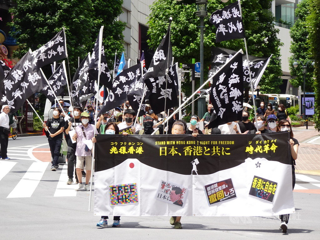 東京12日有一場反對中共暴政大遊行,主辦單位指出,中共制訂「港區國安法」破壞了香港的自由與民主,也毀棄了維持一國兩制50年不變的承諾。中央社記者楊明珠東京攝 109年7月12日