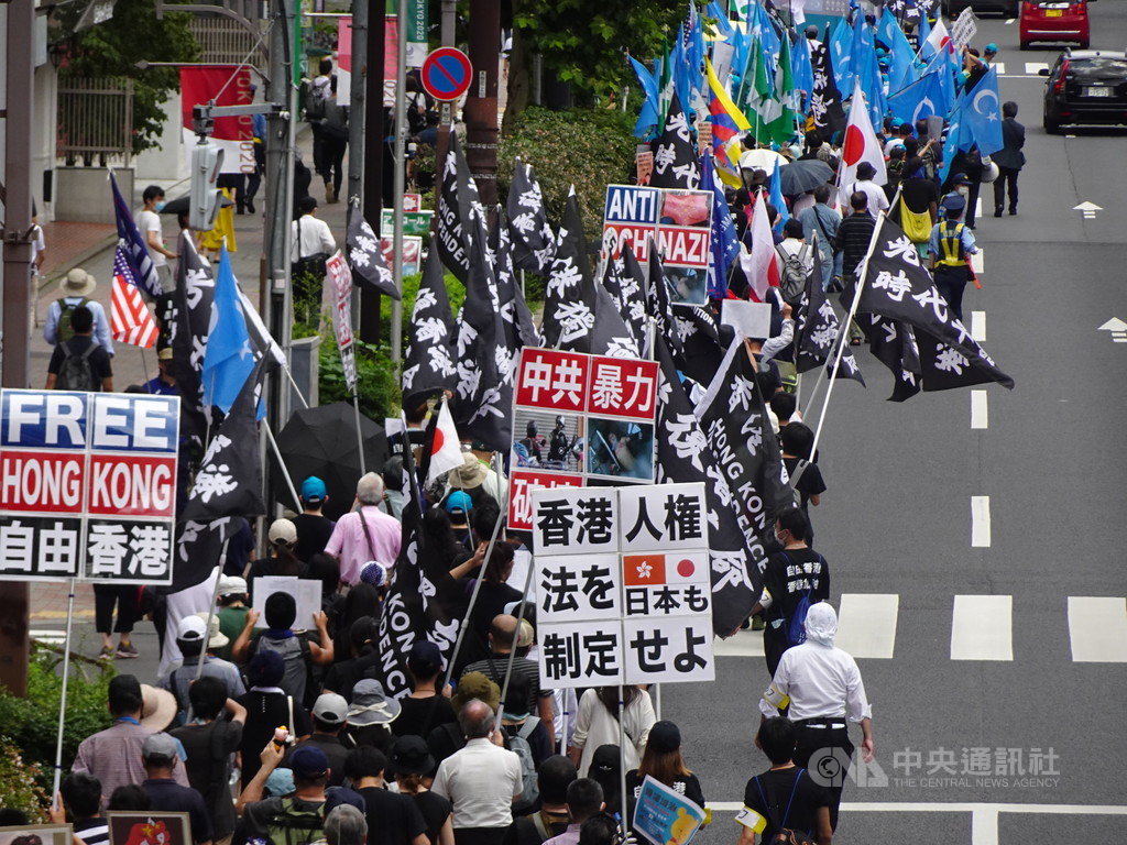 反中共暴行聯合大遊行12日在東京原宿、澀谷等鬧區登場,有數百名香港人、維吾爾人、西藏人、內蒙古人、台灣人及日本人參與。中央社記者楊明珠東京攝 109年7月12日