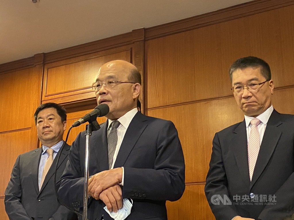 行政院長蘇貞昌(中)13日接受媒體聯訪表示,現約1200萬人綁定預購振興三倍券,15日起開始領取,人人都領得到,不分早到、晚到,呼籲無急用者可晚點領較輕鬆。右為內政部長徐國勇。中央社記者黃麗芸攝 109年7月13日