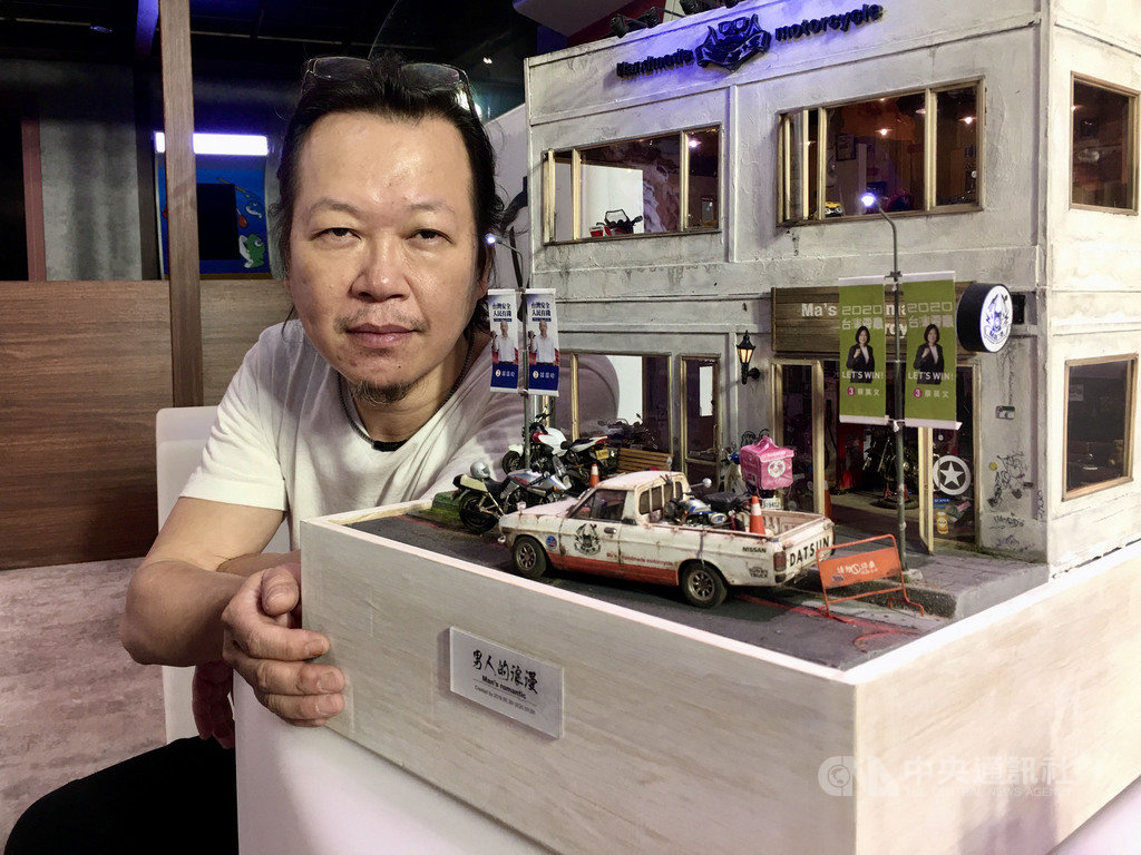 微縮模型達人鄭鴻展擅長以寫實主義風格與舊化處理技巧創作,讓作品場景彷彿「有人使用過後」的痕跡,每個零件細節都逼真呈現,每每上傳作品都讓網友直呼:「是真的還是假的?」中央社記者葉冠吟攝 109年7月13日