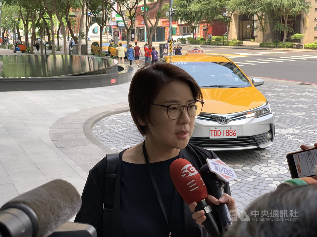 台北市YouBike將升級成2.0,雙北市副市長13日下午在新北市舉行會議進行相關討論,台北市副市長黃珊珊開會前受訪表示,今天的討論會納入新政策,至於新北想收回環狀線經營權,「這部分還在協調」。中央社記者葉臻攝 109年7月13日