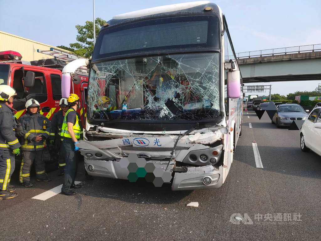 國道一號北上166公里處13日下午4時17分發生車禍,疑似一輛國光客運撞上拖板車,台中市消防局派員救援,13名乘客獲救送醫,客運前擋風玻璃碎裂,現場車流回堵,肇事原因仍待調查。(民眾提供)中央社記者趙麗妍傳真 109年7月13日