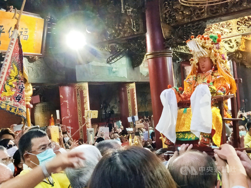 苗栗縣通霄鎮白沙屯拱天宮媽祖徒步進香活動13日告一段落,媽祖鑾轎下午返抵拱天宮後,工作人員請出媽祖神尊安座。(苗栗縣政府提供)中央社記者管瑞平傳真 109年7月13日