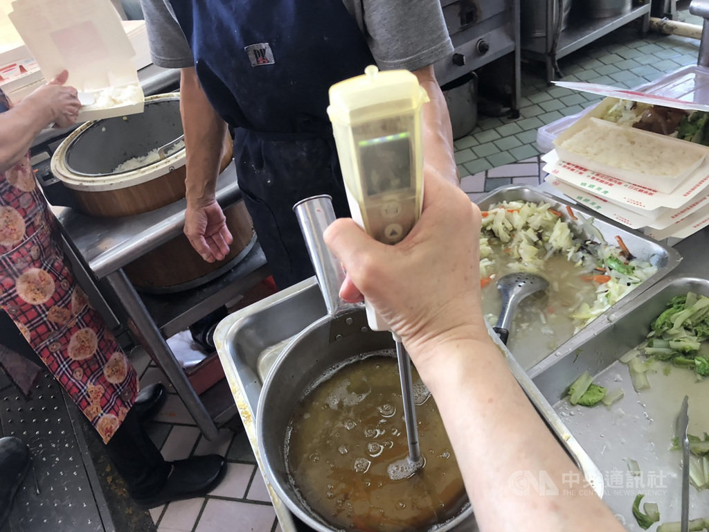 有民眾日前反映高雄楠梓某自助餐疑使用回鍋黑油炒菜,高雄市衛生局13日到場稽查,主要檢查環境衛生,並以檢測棒檢驗業者使用油品是否符合標準,當場要求業者更換不符規範的用油。(高雄市衛生局提供)中央社記者侯文婷傳真 109年7月13日