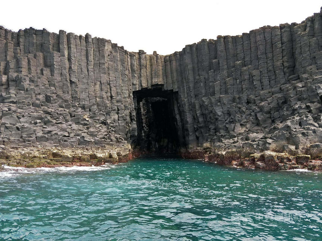 澎湖南方四島國家公園內的西吉嶼為一座無人島,特有的「藍洞」景觀被縣府公告為「澎湖縣南海玄武岩自然保留區」範圍,未經許可不得進入。(海洋國家公園管理處提供)中央社 109年7月13日