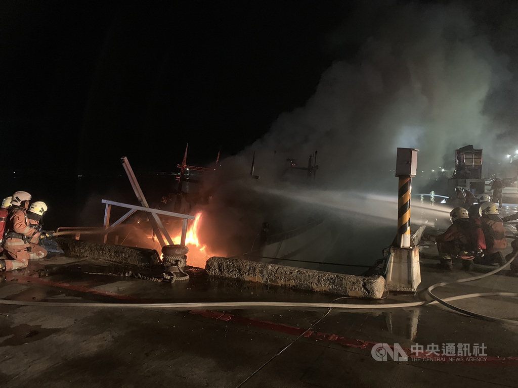 新竹市南寮漁港一艘漁船13日晚間在港邊起火燃燒,新竹市消防局獲報派人前往搶救,燃燒面積約30平方公尺,火勢約在晚間8時38分控制,所幸未傳人員傷亡。(新竹市消防局提供)中央社記者魯鋼駿傳真 109年7月13日