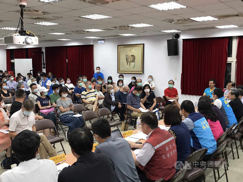新北市永和區文化路一處巷弄日前發生路面塌陷事故,市府相關單位13日晚間會同建商、營造商及住戶,在永和區公所召開首次協調說明會,聽取受災居民訴求。(永和區公所提供) 中央社記者葉臻傳真 109年7月13日
