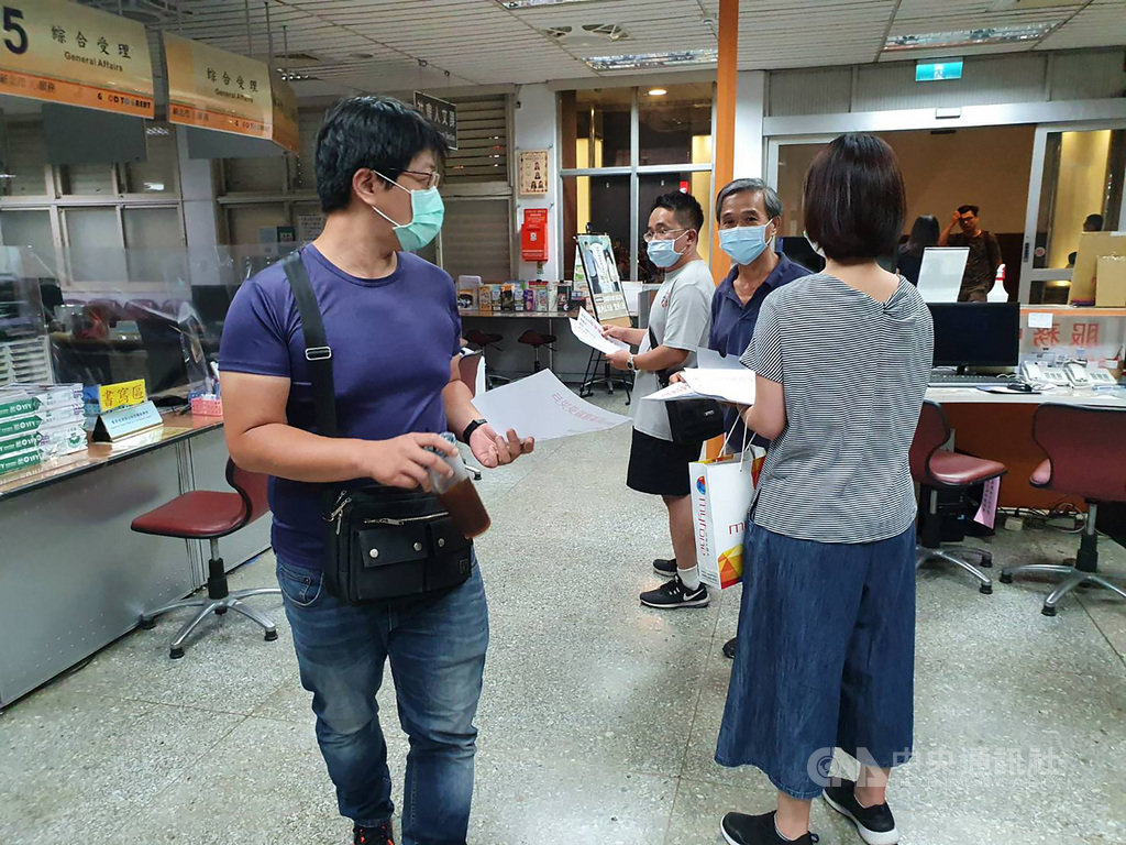 新北市永和區一處巷弄11日因住宅新建工程施工不慎,發生路面塌陷事故,新北市政府單位13日晚間會同建商、營造商及住戶,在永和區公所舉辦首次協調會,受災居民陸續出席,一名黃姓受災戶會前在外發放印有訴求的文宣。中央社記者葉臻攝 109年7月13日