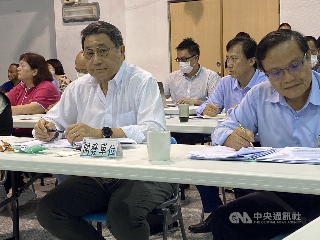 花蓮縣環保局評選台泥提出的「花蓮縣水泥業(窯)協同處理廢棄物民間自提BOO案」,並由台泥提出環境影響說明書的第4次環差分析報告,13日進行專案小組第3次初審會議,台泥董事長張安平(前左)出席,並以聯合國永續發展17項指標來驗證台泥努力的成果。中央社記者李先鳳攝 109年7月13日