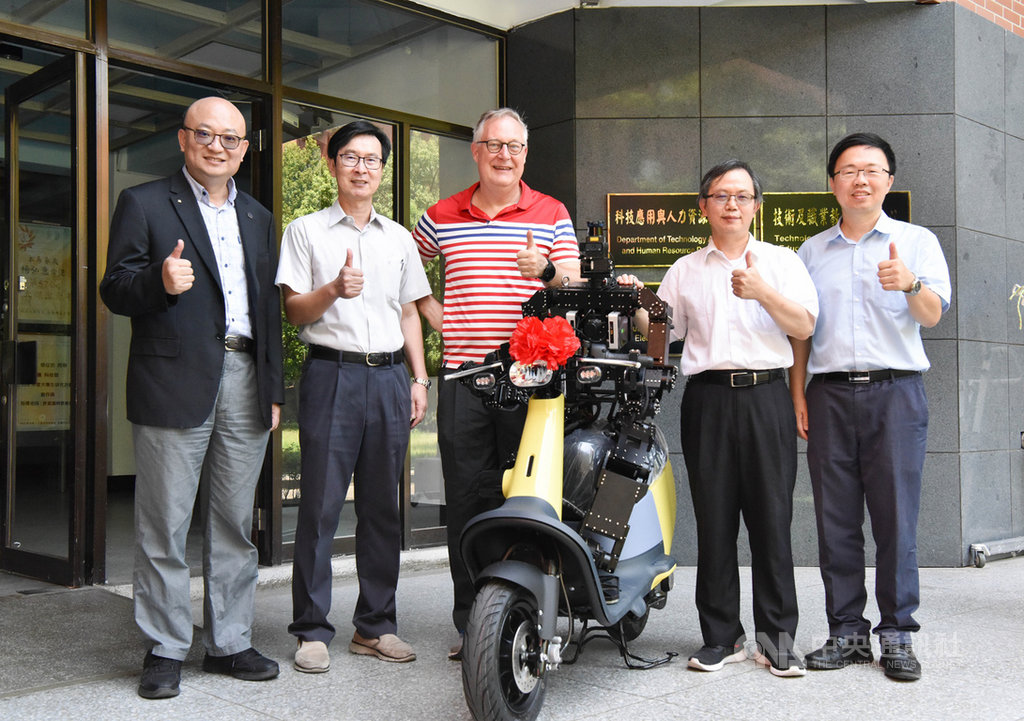 Gogoro公司13日捐贈2部電動機車給台灣師範大學電機系,將攜手推動智慧機器人發展。(台師大提供)中央社記者許秩維傳真 109年7月13日