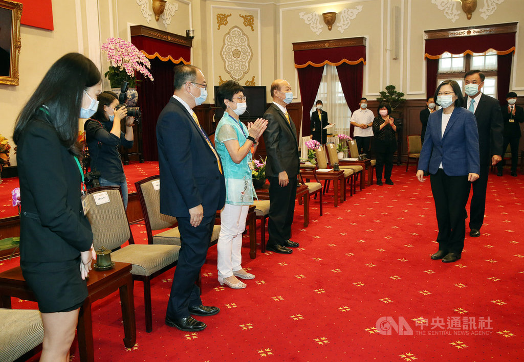 總統蔡英文(前右)13日接見傑青獎得主時說,年輕人是改變世界的風,她看到很多台灣年輕人正在發揮影響力、用行動來改變,當大家在海外做服務,代表的也是台灣對世界的貢獻,「這就是最好的國民外交」,對於大家傑出的表現,她非常引以為傲。中央社記者郭日曉攝 109年7月13日