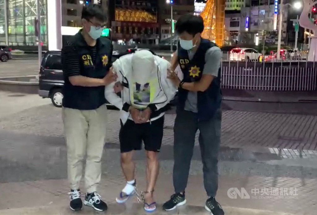 高雄市10日發生一起舞廳前人行道鬥毆事件,李姓男子傷重送醫後不治。警方掌握林姓犯嫌(中)逃逸搭乘的車輛並調閱、過濾上百支路口監視器影像後,經監控埋伏,12日晚上於林嫌返左營住所時,將他逮捕到案。(高雄市警方提供)中央社記者王淑芬傳真 109年7月13日