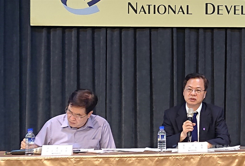 國發會主委龔明鑫(右)13日表示,政府將靠著擴大投資、數位轉型,積極培育台灣經濟成長新動能。中央社記者潘姿羽攝 109年7月13日
