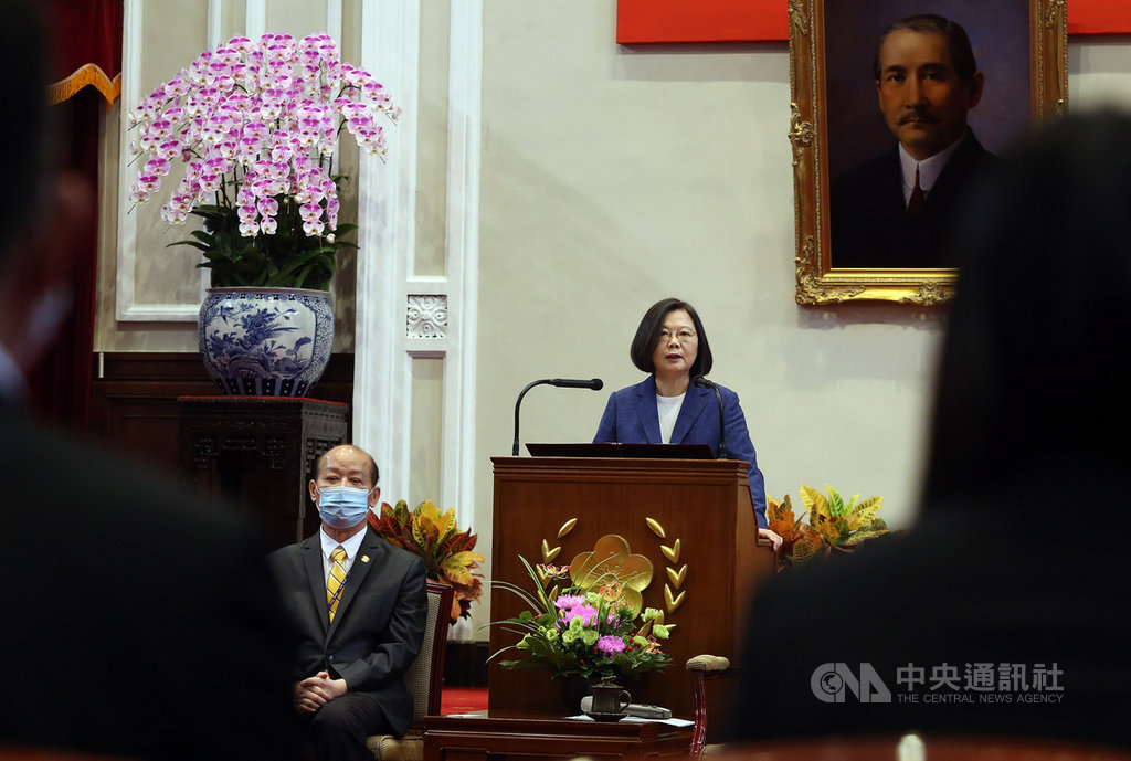 總統蔡英文(前右)13日在總統府接見第27屆傑青獎得獎代表、指導老師及國際傑人會重要幹部,蔡總統致詞時,特別感謝國際傑人會多年來用心舉辦傑青獎選拔,讓更多青年加入志願服務的行列。中央社記者郭日曉攝 109年7月13日