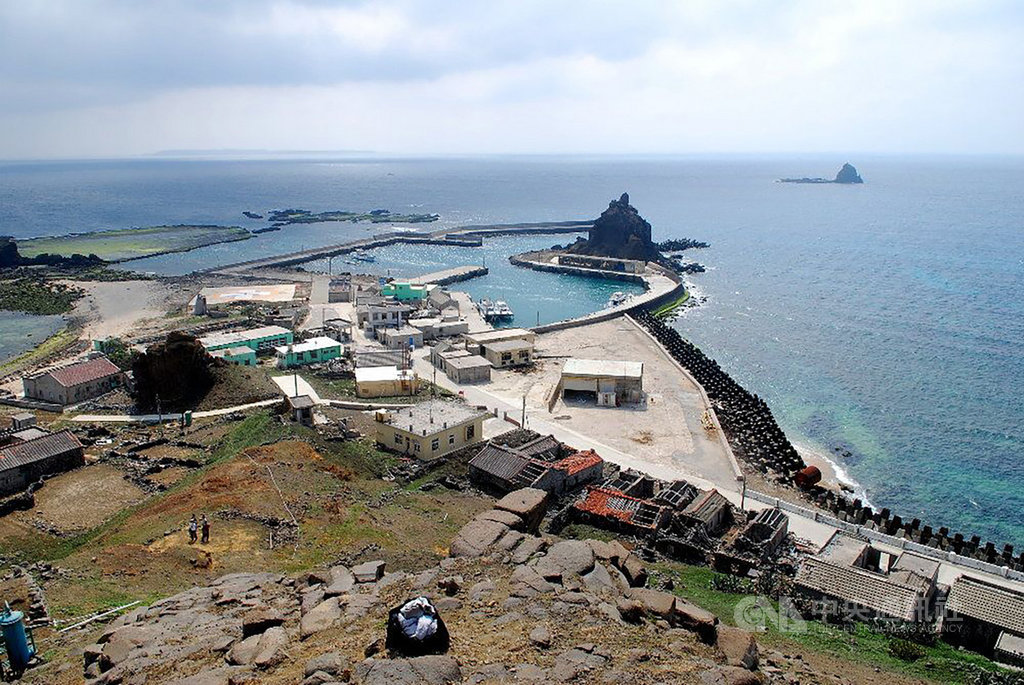 澎湖南方四島國家公園於民國103年成立,園內的東吉嶼,其由玄武岩所構成的地貌景觀獨特,聚落建築群多數以背山面海的姿態分布在鄰近港口較低坳處。(海洋國家公園管理處提供)中央社 109年7月13日