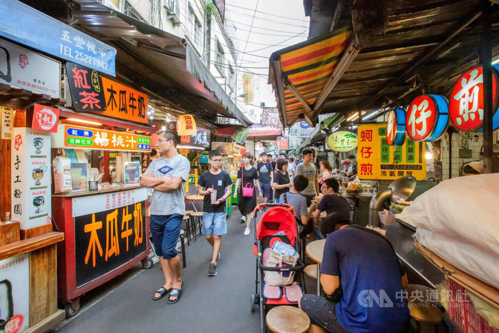 暑假將到來,台中市觀旅局歡迎民眾到台中旅遊,晚上可去「廟東夜市」品嚐菱角酥、蚵仔煎、排骨麵、鳳梨冰、鹹蛋糕等在地經典小吃,體驗接地氣的夜市文化。(台中市政府提供)中央社記者趙麗妍傳真 109年7月13日