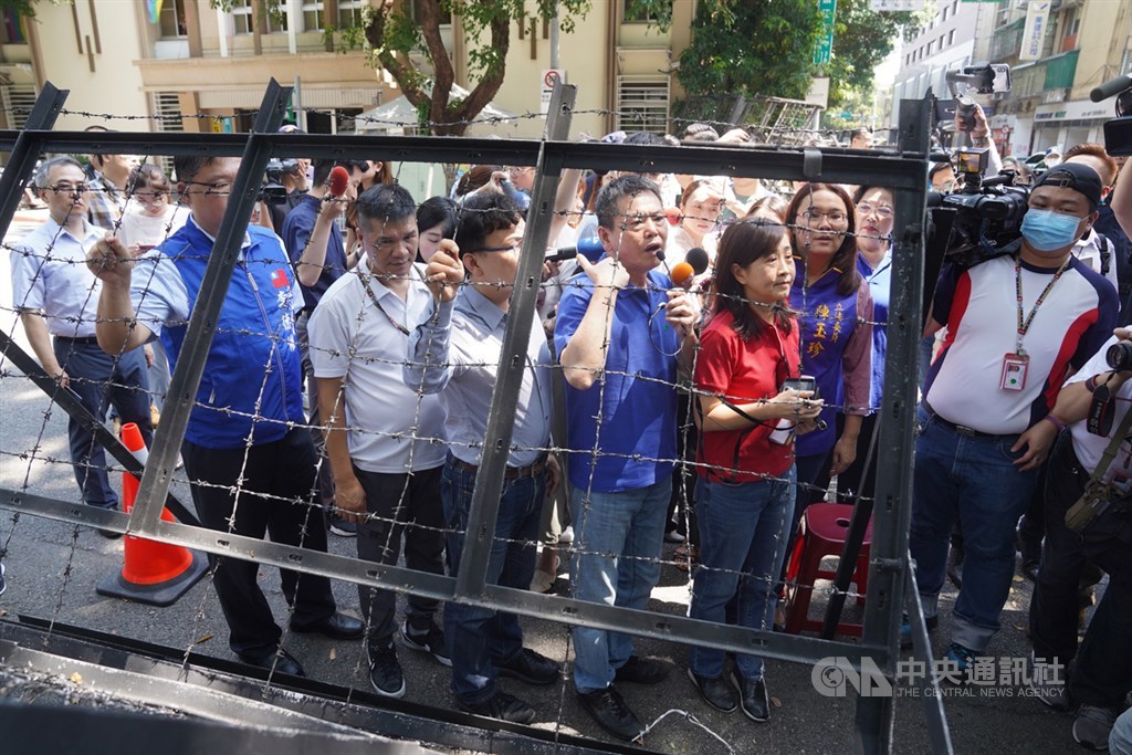 立法院本週審查監察院人事案,為預防抗議衝突,在院外部署層層拒馬防範。國民黨立法院黨團總召林為洲(前左4)13日與黨內立委繞立院一圈巡視拒馬架設的狀況,質疑形同戒嚴。中央社記者徐肇昌攝 109年7月13日