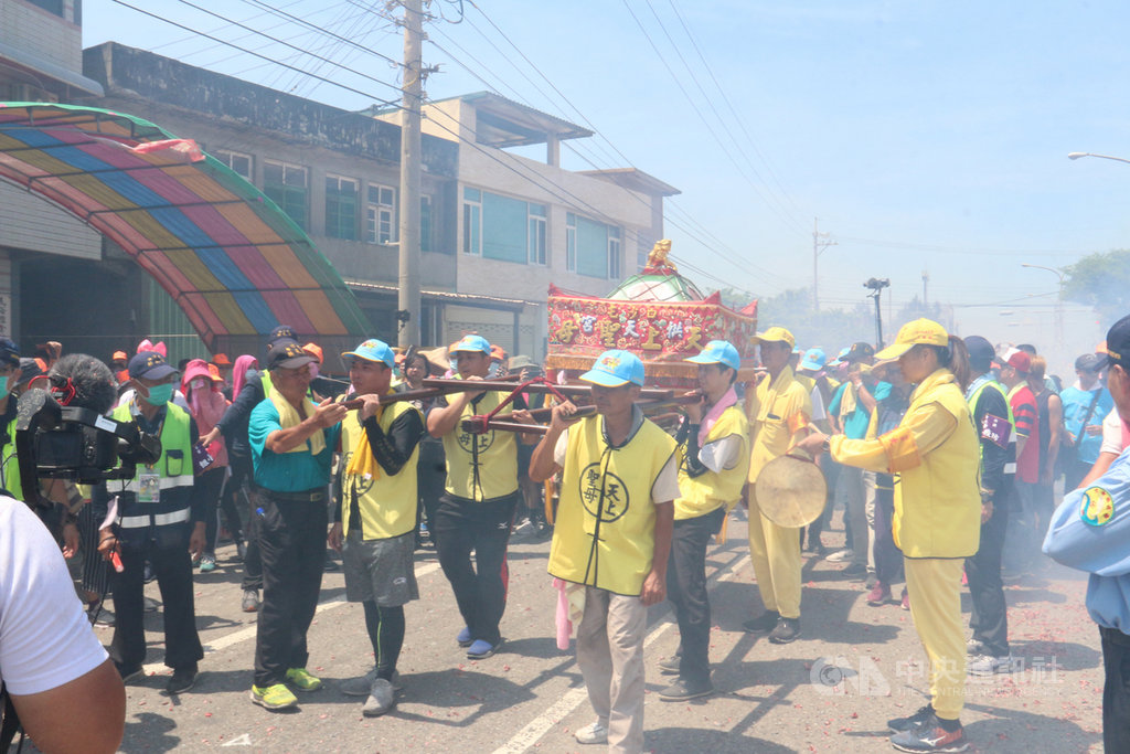 苗栗縣通霄鎮白沙屯拱天宮媽祖進香回鑾,13日上午在通霄鎮完成換轎儀式,改乘莊嚴華麗的8人抬大轎等待下午回宮,地方信眾熱情迎接,場面熱鬧。中央社記者管瑞平攝 109年7月13日
