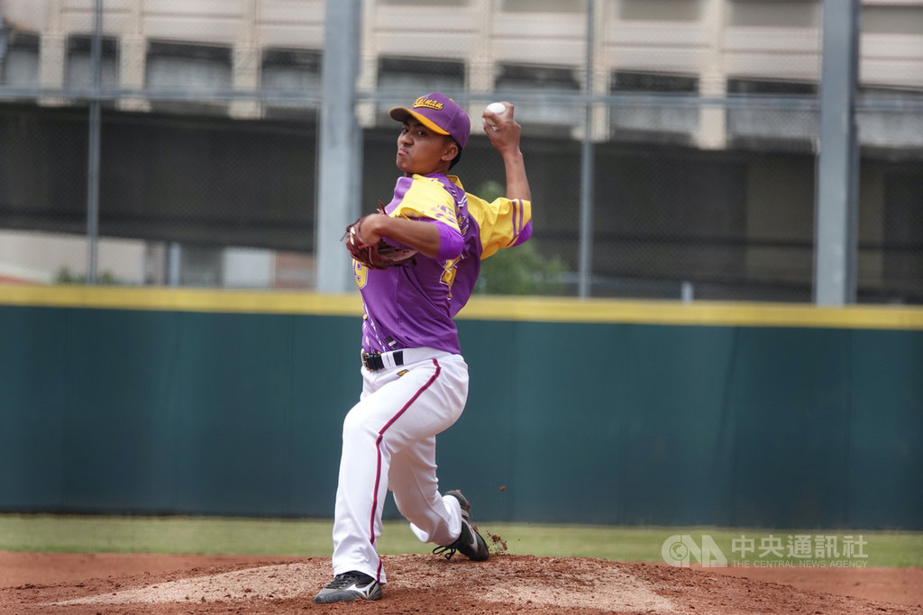U18世界盃MVP、開南大學投手余謙(圖)表示,因疫情打亂旅外規劃,與經紀人和家人討論後,近兩天才決定投入中華職業棒球大聯盟選秀,希望今年就能挑戰強度更高的職棒舞台。中央社記者謝靜雯攝 109年7月13日