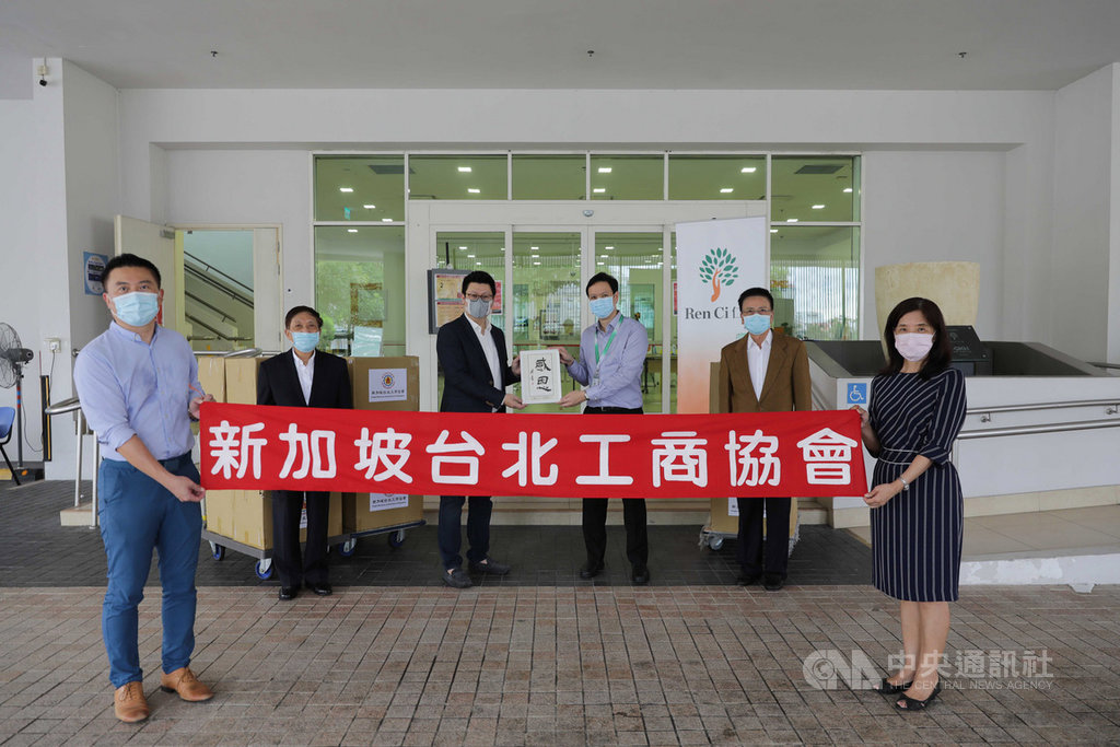 新加坡台北工商協會7日捐贈口罩給新加坡仁慈醫院,圖為會長楊正祺(後排左2)與協會成員等人合影。中央社記者黃自強新加坡攝 109年7月13日