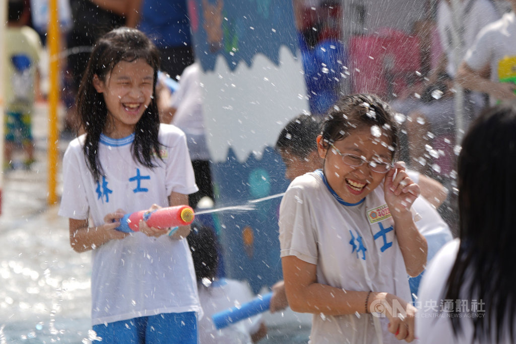 台北市13日飆出歷年7月新高溫紀錄,兒童新樂園內「小小水樂園」13日起對外開放,提供民眾炎夏消暑好去處,小朋友們在樂園內開心玩水槍。中央社記者徐肇昌攝 109年7月13日