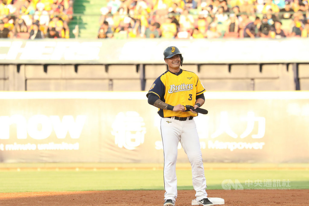 中職中信兄弟隊帶著季冠軍封王魔術數字1(M1)踢館桃園,儘管林智勝等人開轟,仍無法拋下彩帶。兄弟隊14日將在台南球場與統一獅隊交手拚封王。(中信兄弟提供)中央社記者謝靜雯傳真 109年7月13日