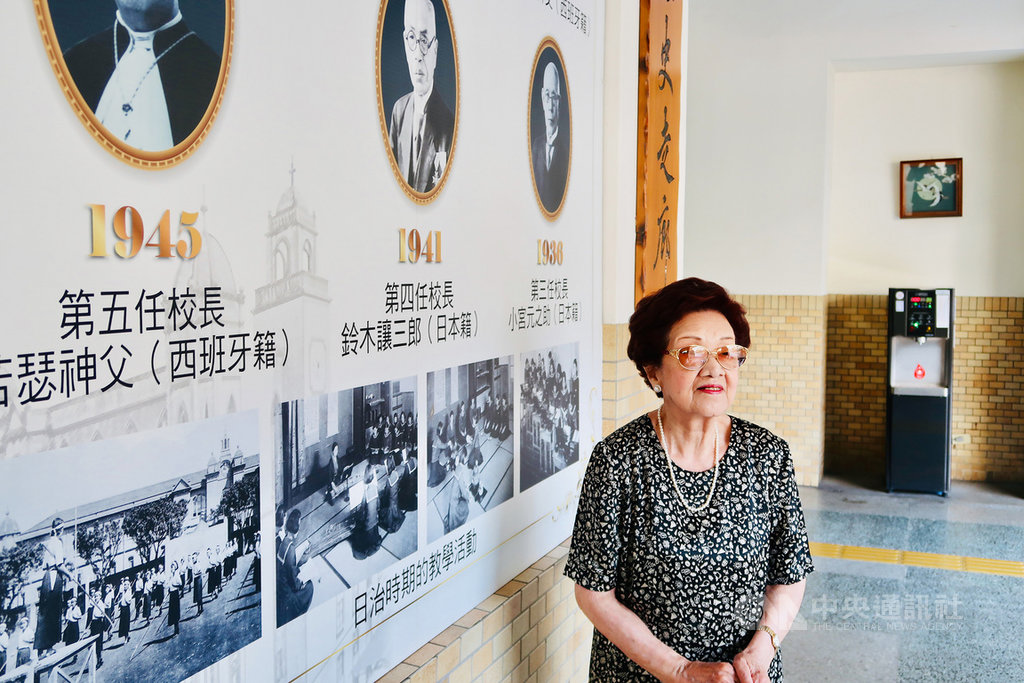 台北市私立靜修中學日籍校友川瀨富子今年高齡91歲，75年前因戰爭無法領取畢業證書，13日她應邀回母校話當年，並獲校方頒發紀念版畢業證書，一圓畢業夢。（台北市私立靜修中學提供）中央社記者梁珮綺傳真　109年7月13日