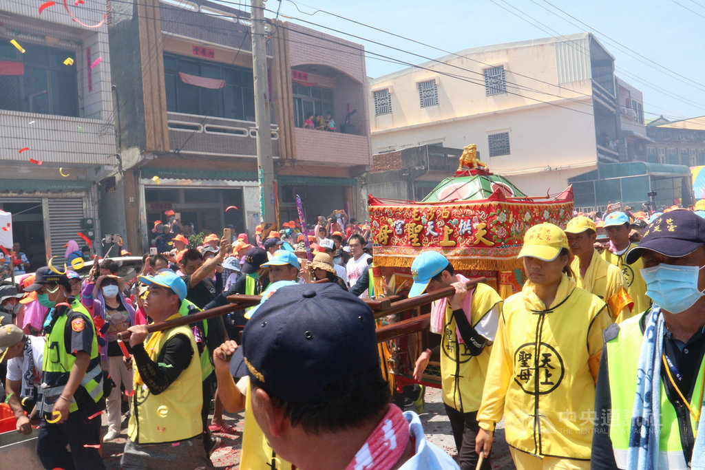 苗栗縣通霄鎮白沙屯拱天宮媽祖徒步進香之旅,13日回鑾安座,鑾轎所經之處鞭炮、紙花四起,煙霧瀰漫,信徒夾道相迎,廟方指出「沿途信眾熱情的心,更甚烈日高溫」。中央社記者管瑞平攝 109年7月13日